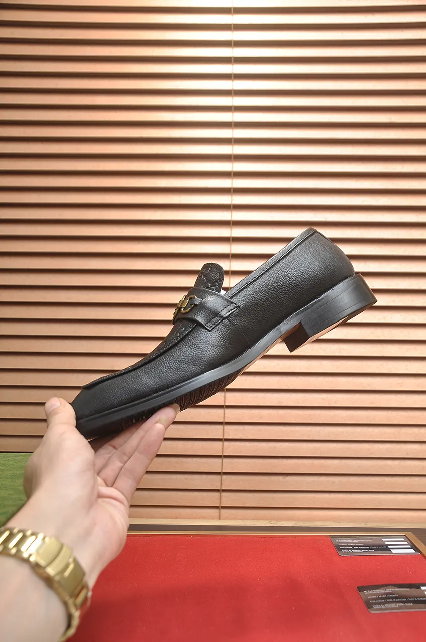 Men's shoes💰460💶Italy's top luxury men's shoes giant [GUCCI Gucci] has a new model 🍃Original European style🔰 Pleasant to the eye😍In order to make the shoes more durable and non-deformable🌀The production continues to follow traditional methods but there is still no lack of innovation💪The original cowhide is chosen for the leather♻️ Smooth, natural and exceptionally bright⭐Made of imported cowhide, the first choice of the rich 38-45 (45 customized)